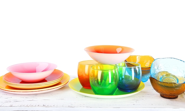 Kolorowe talerze i sztućce